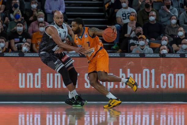 瓦尔迪凭借 瓦尔迪凭借